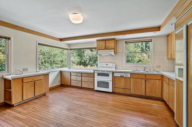 2 Berry Lane open kitchen with wood