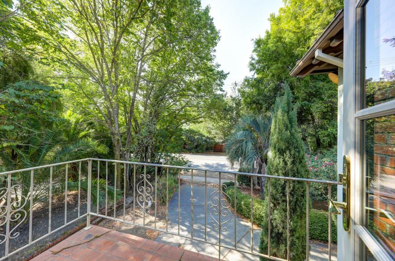 2 Berry Lane deck and driveway