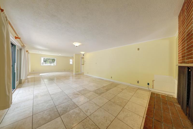 2 Berry Lane large tile room