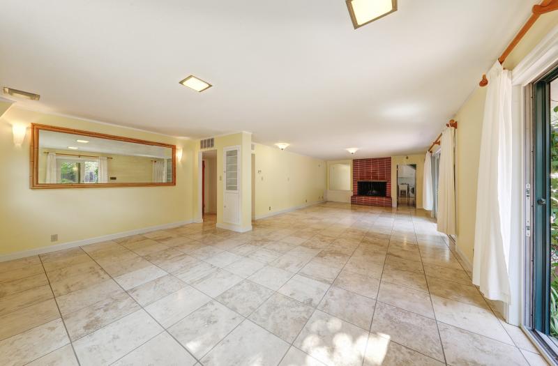 2 Berry Lane tile room with sliding doors