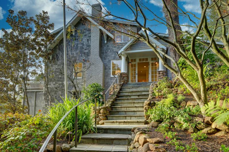 2 Madera Avenue steps leading up to home