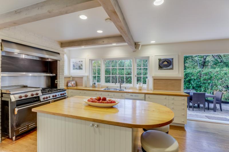 2 Madera Avenue kitchen with dining area and outdoor seating