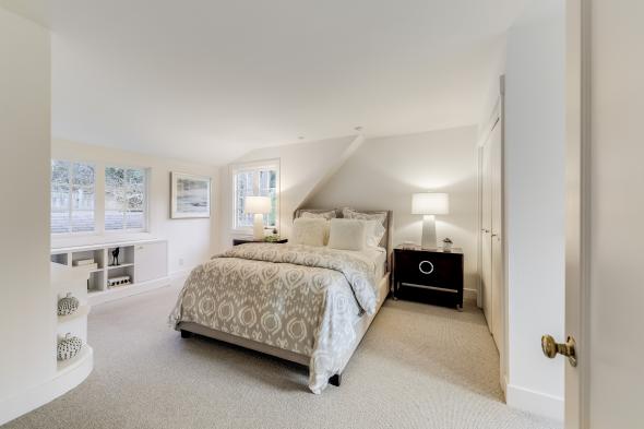 2 Madera Avenue bedroom with carpet