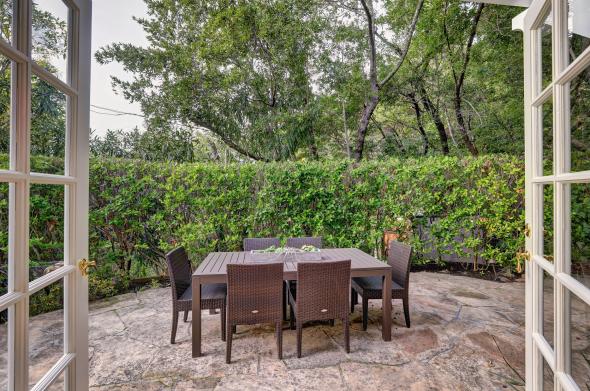 2 Madera Avenue outdoor dining with hedge