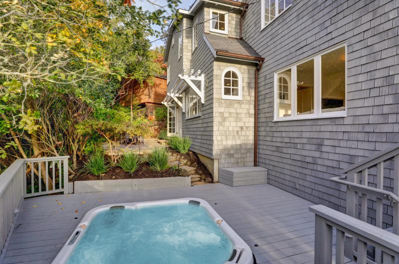 2 Madera Avenue jacuzzi and home exterior