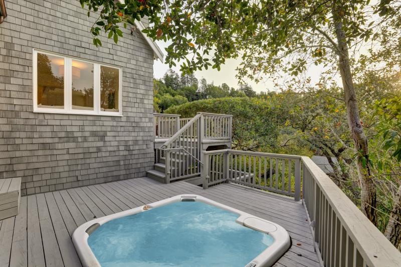 2 Madera Avenue jacuzzi and the woods