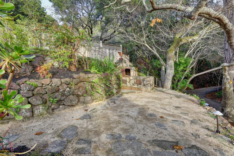 2 Madera Avenue stone walkway