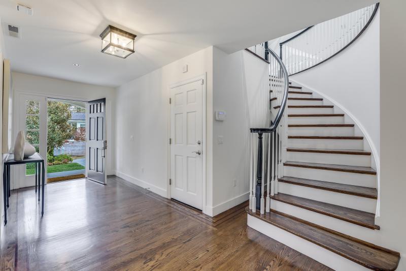 41 Austin Avenue foyer and bannister