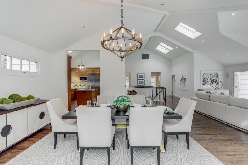 41 Austin Avenue dining room and chandalier