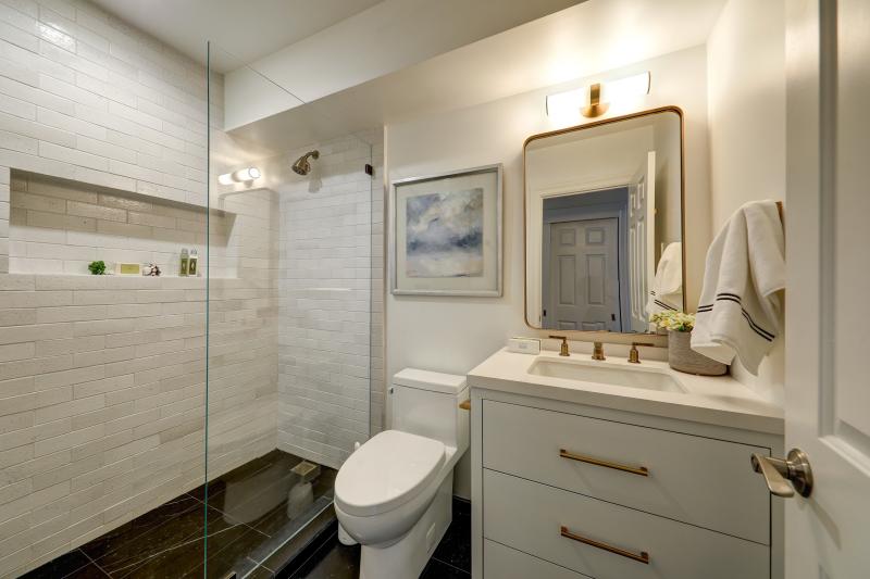 41 Austin Avenue bathroom