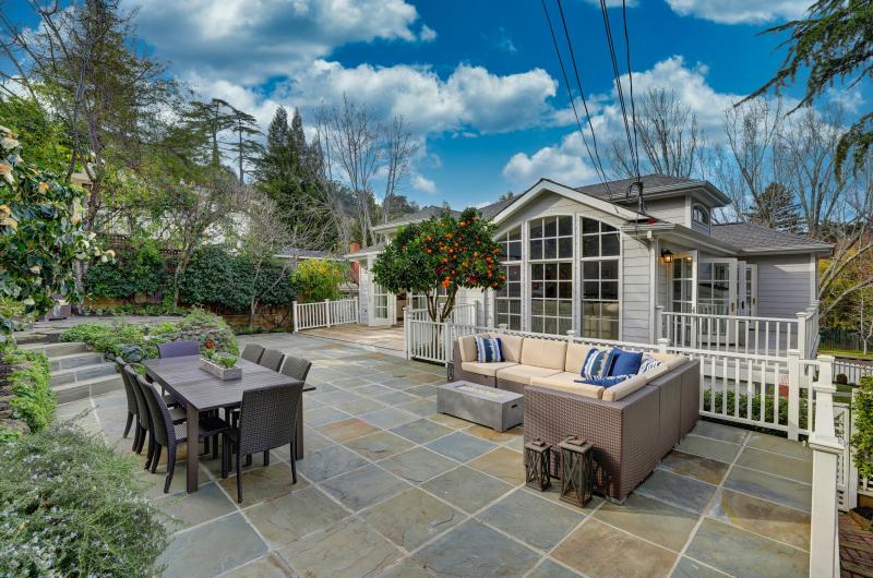 41 Austin Avenue patio dining area