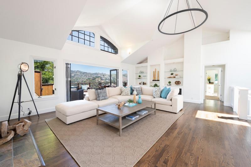 34 Bella Vista Avenue living room with window