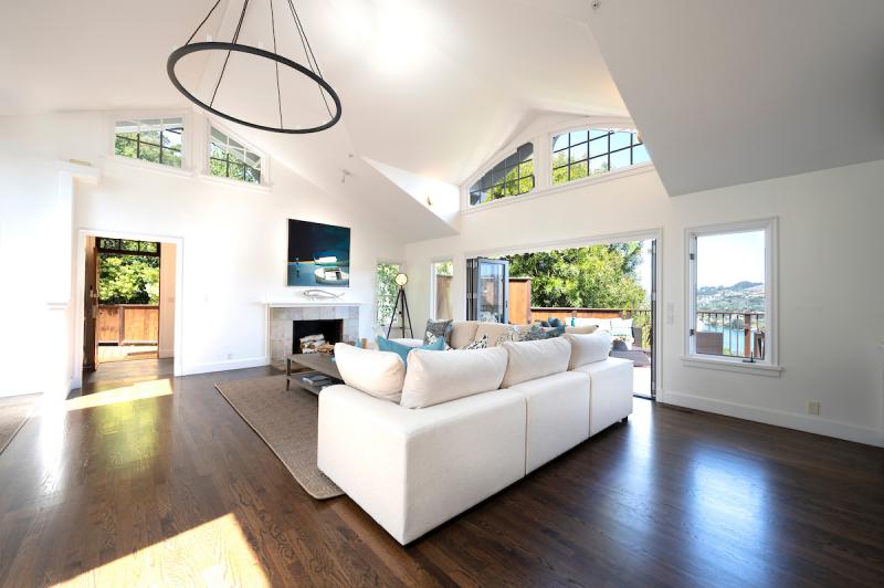 34 Bella Vista Avenue living room with window