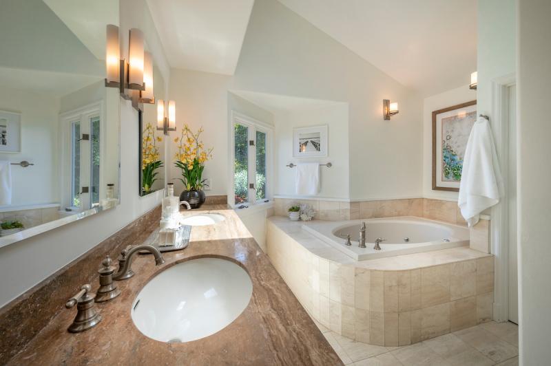 34 Bella Vista Avenue bathroom with tub