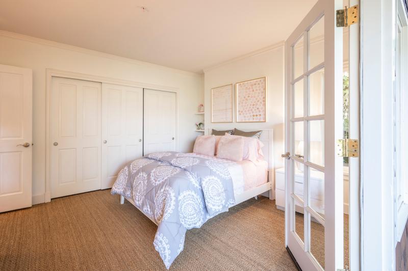 34 Bella Vista Avenue bed with open door