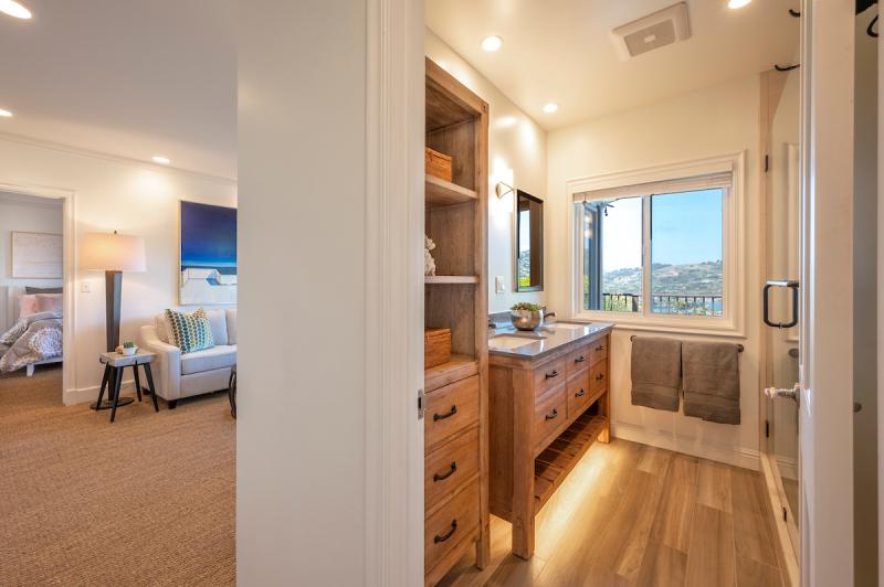 34 Bella Vista Avenue bathroom with wood floors