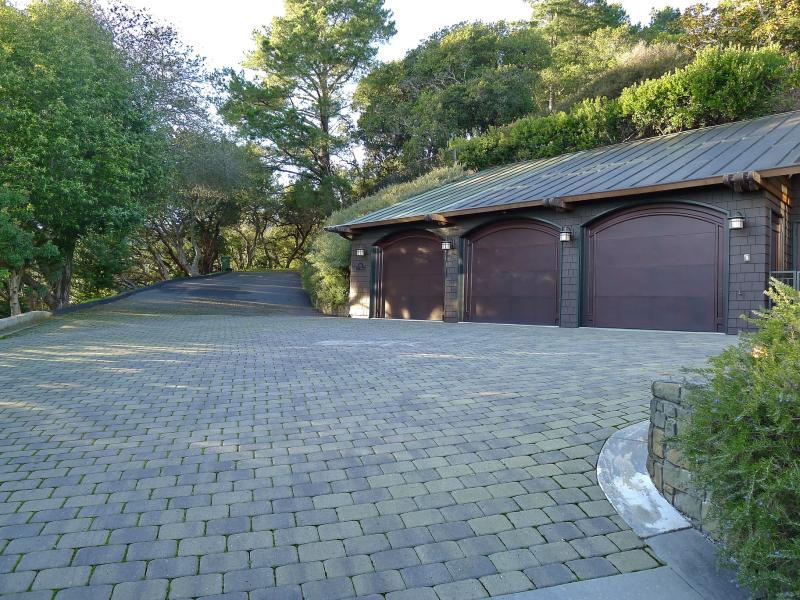 1 Via Vandyke driveway and garage