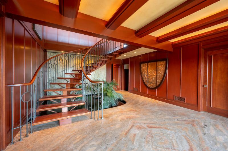 1 Via Vandyke foyer with grand staircase