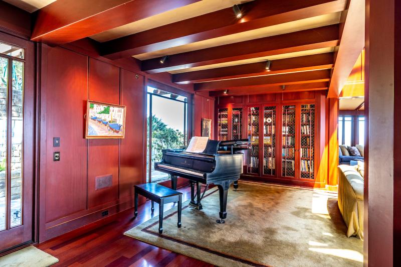 1 Via Vandyke piano room an books