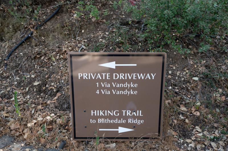 1 Via Vandyke driveway sign