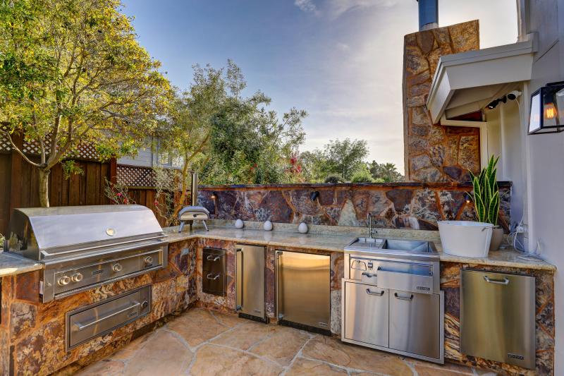 outdoor kitchen