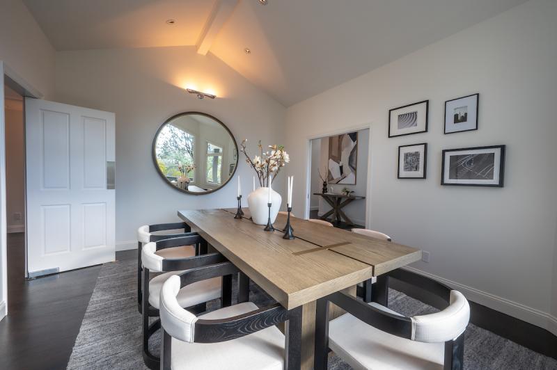 dining room with mirror